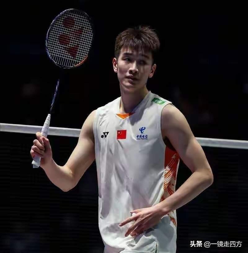全英羽毛球公开赛今日开始1/8决赛争夺，率先进行的两场男单比赛，首轮淘汰了石宇奇