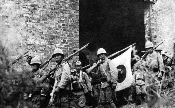 20世纪30年代，蒋介石对日本人的侵略步步退让，连美国人对蒋介石的行为也感到十分