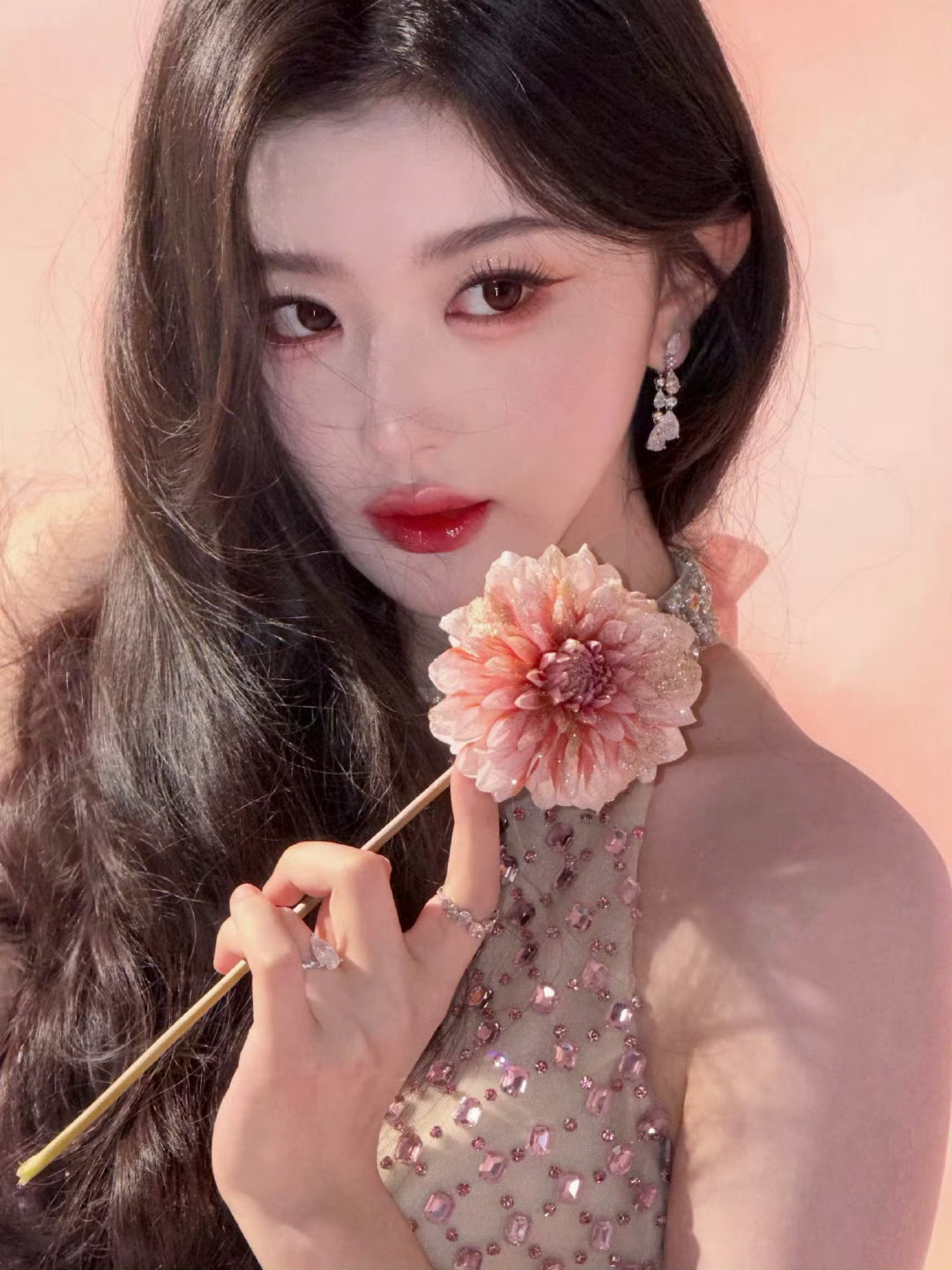 孔雪儿清透甜桃妆雪儿这组粉调造型直接美到我心巴上，清透甜桃妆又纯又欲，配上闪钻裙