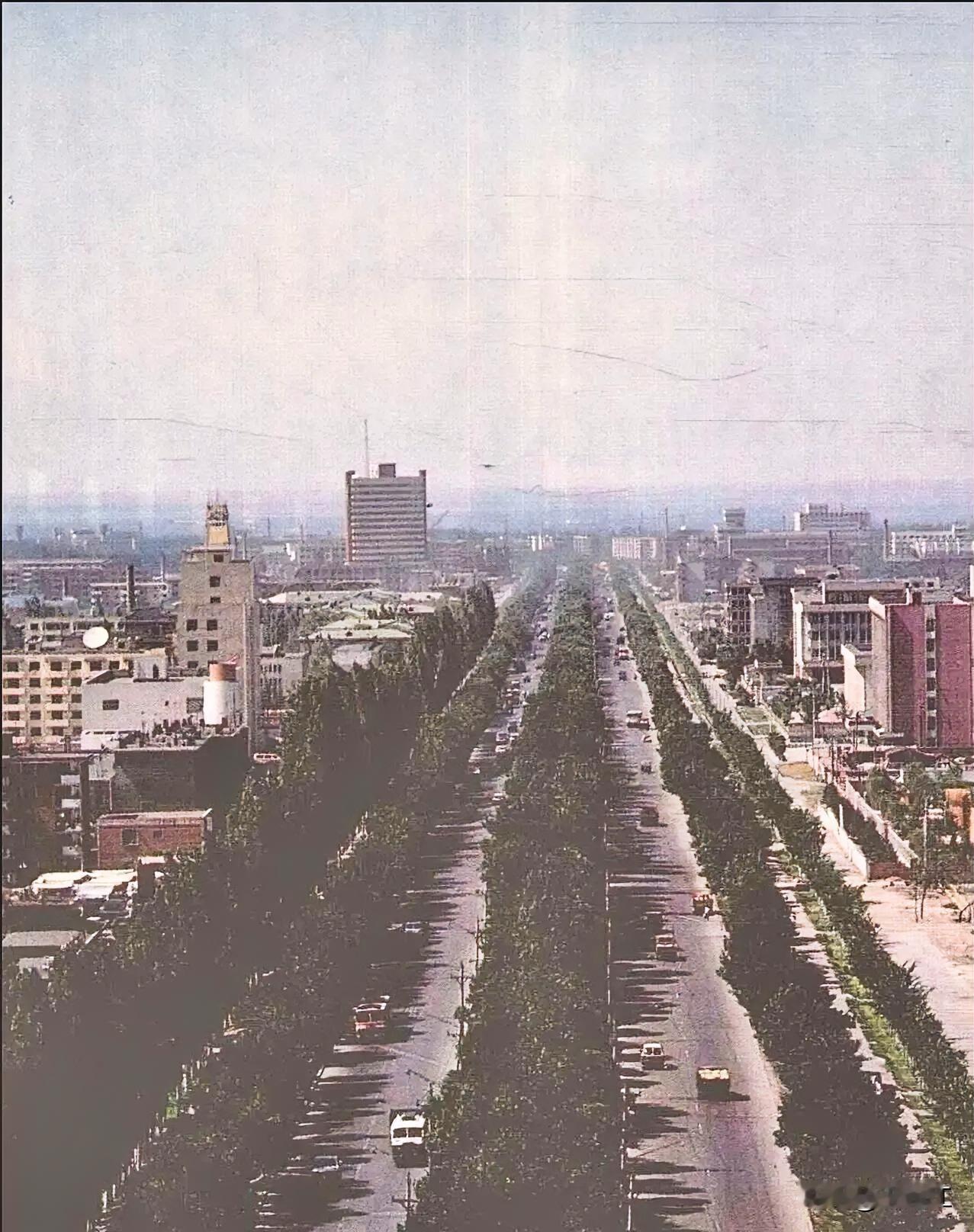 历史上乌鲁木齐市的今天。
    上世纪的1985年4月13日，中国共青团乌鲁木