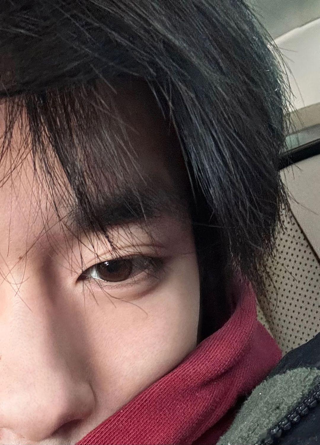 易烊千玺有一双会说话的眼睛 看易烊千玺的戏，经常会注意到他的眼睛特写。因为那里面