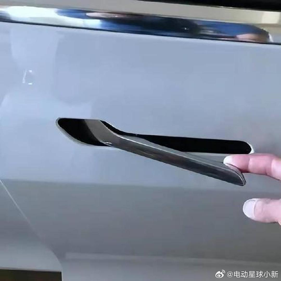 特斯拉门把手终于要改了？据彭博社报道，特斯拉公司正在重新设计它的车门把手，Mod
