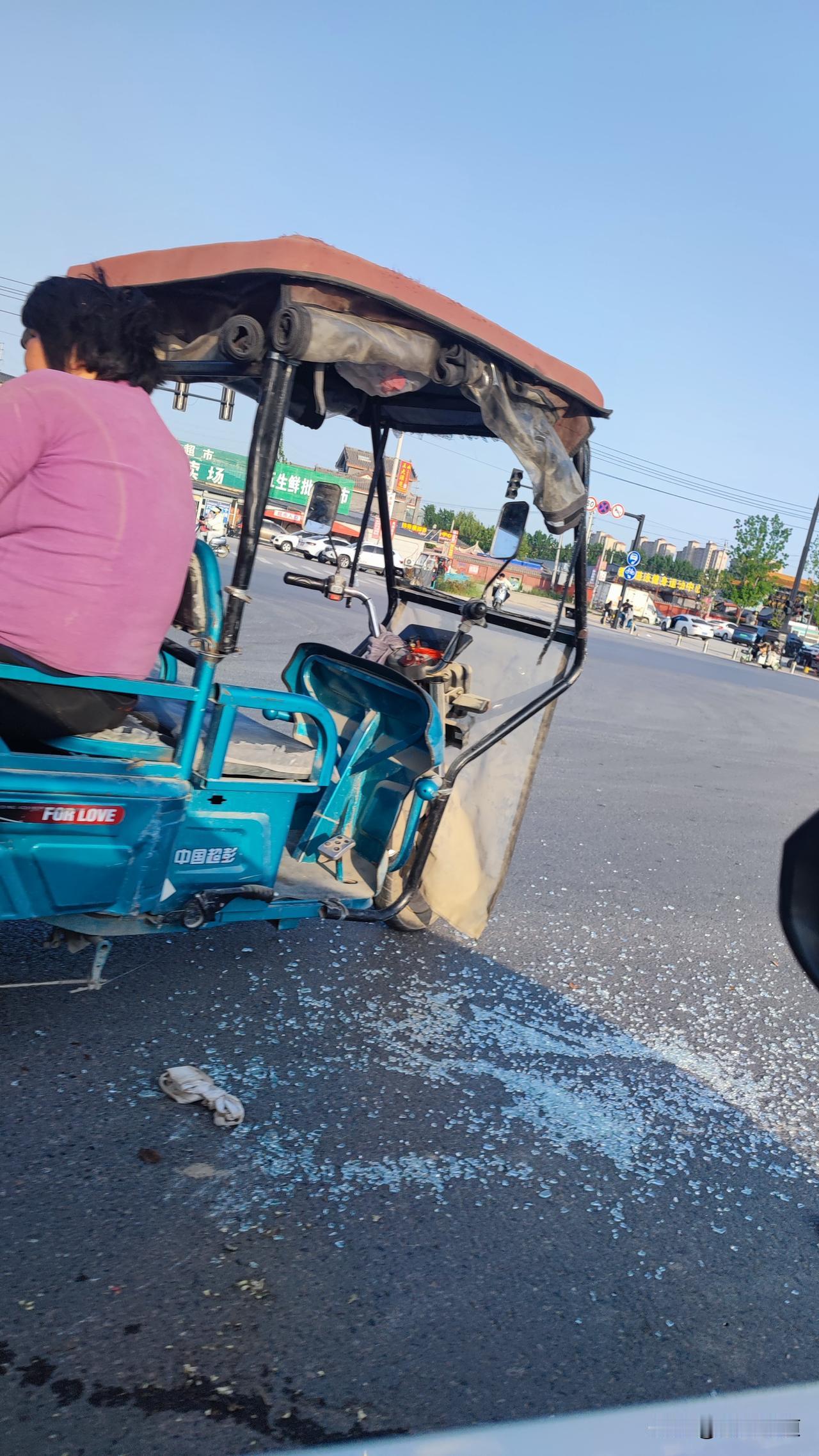 晒图笔记大赛昨天在经过开封安远门大道时，在一个路口看到一辆三轮车和一辆汽车发生了