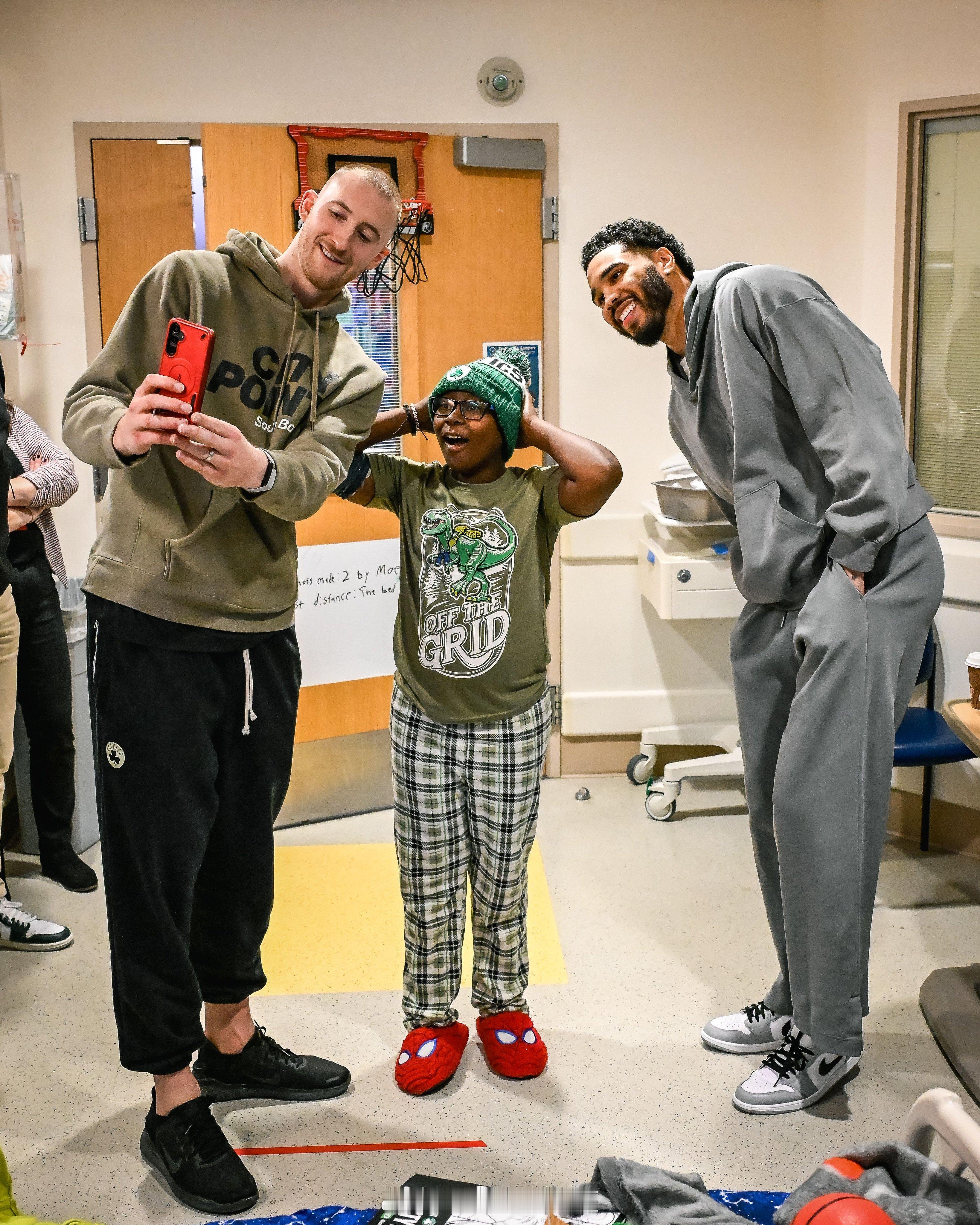 塔图姆和豪瑟突袭造访波士顿儿童医院，为孩子们送上满满的节日暖心祝福💚 