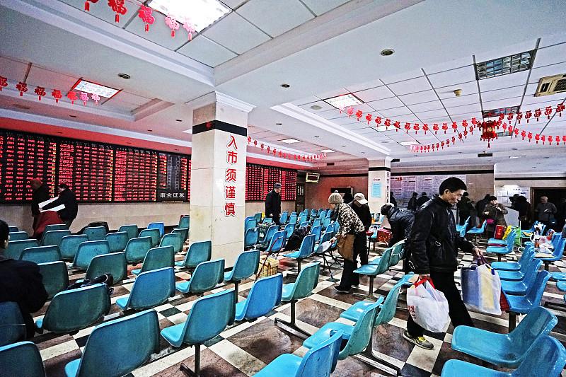 今天股市为什么走成这样？我直接说，就几个核心原因，最后一个没人敢说

先给没看盘