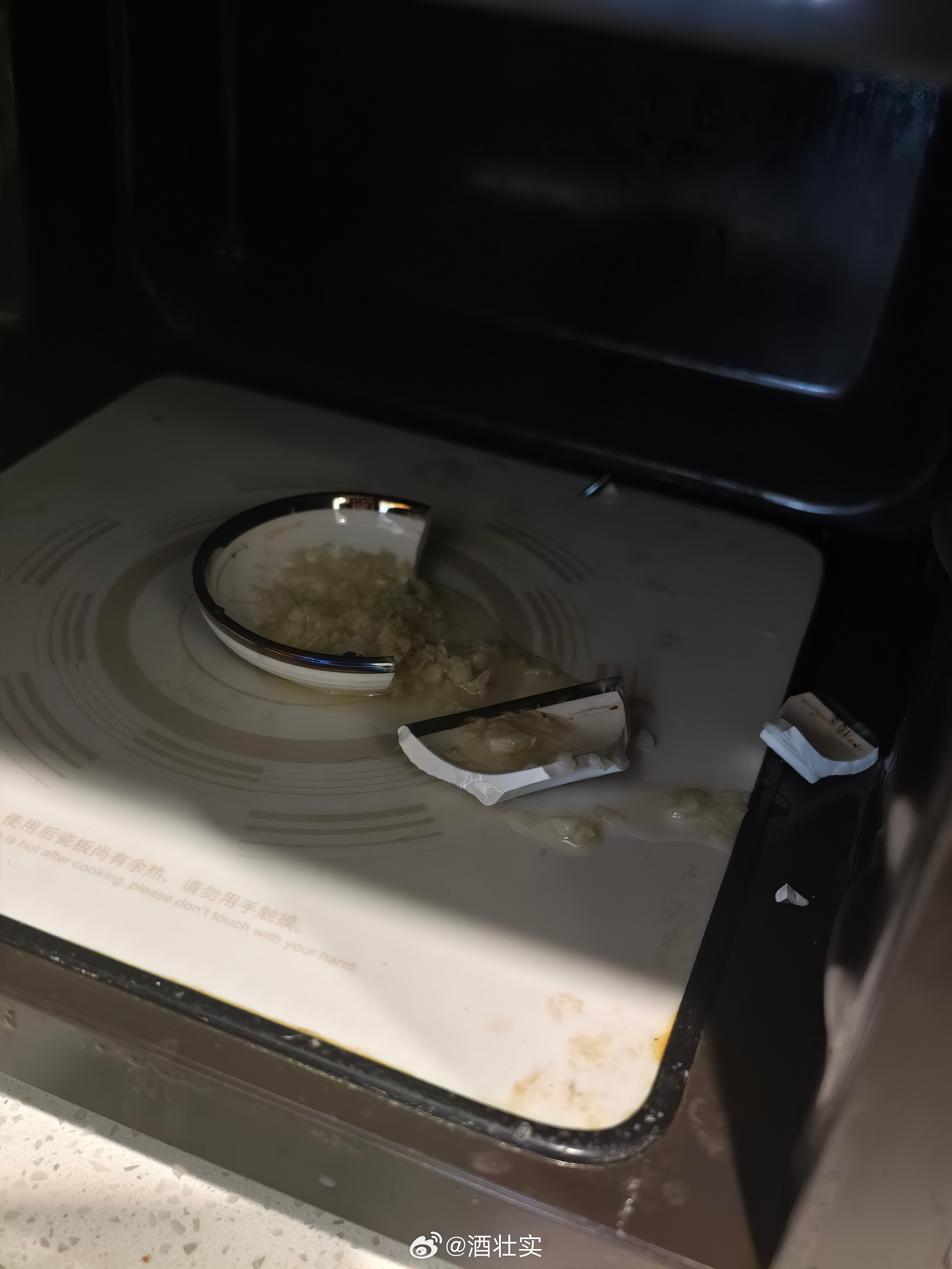 自制菜→黑芝麻小米辣拌芹菜叶 大厨今天也是百密一疏，用了不能进微波炉的味碟做蒜头