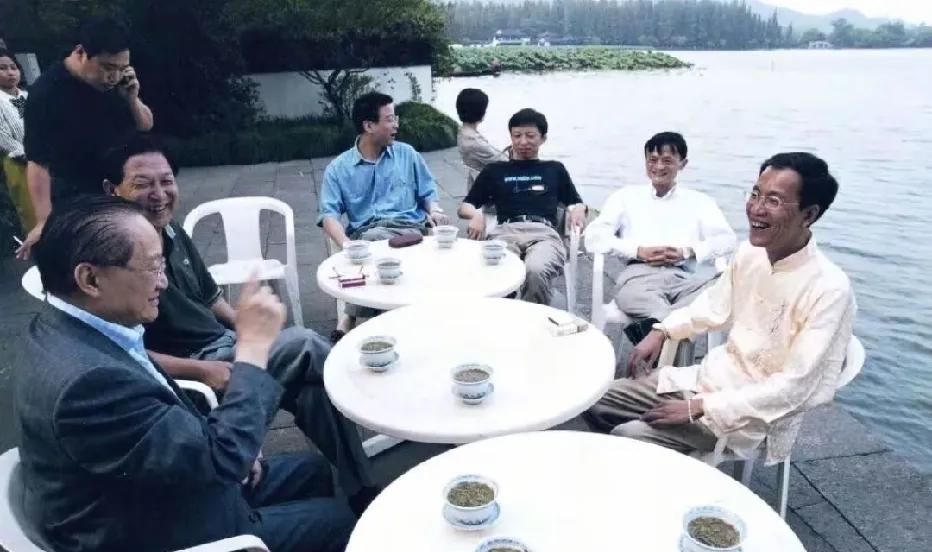 各个行业的精英相聚，
不信，你仔细看！跨行业交流饭局 政商精英圈层