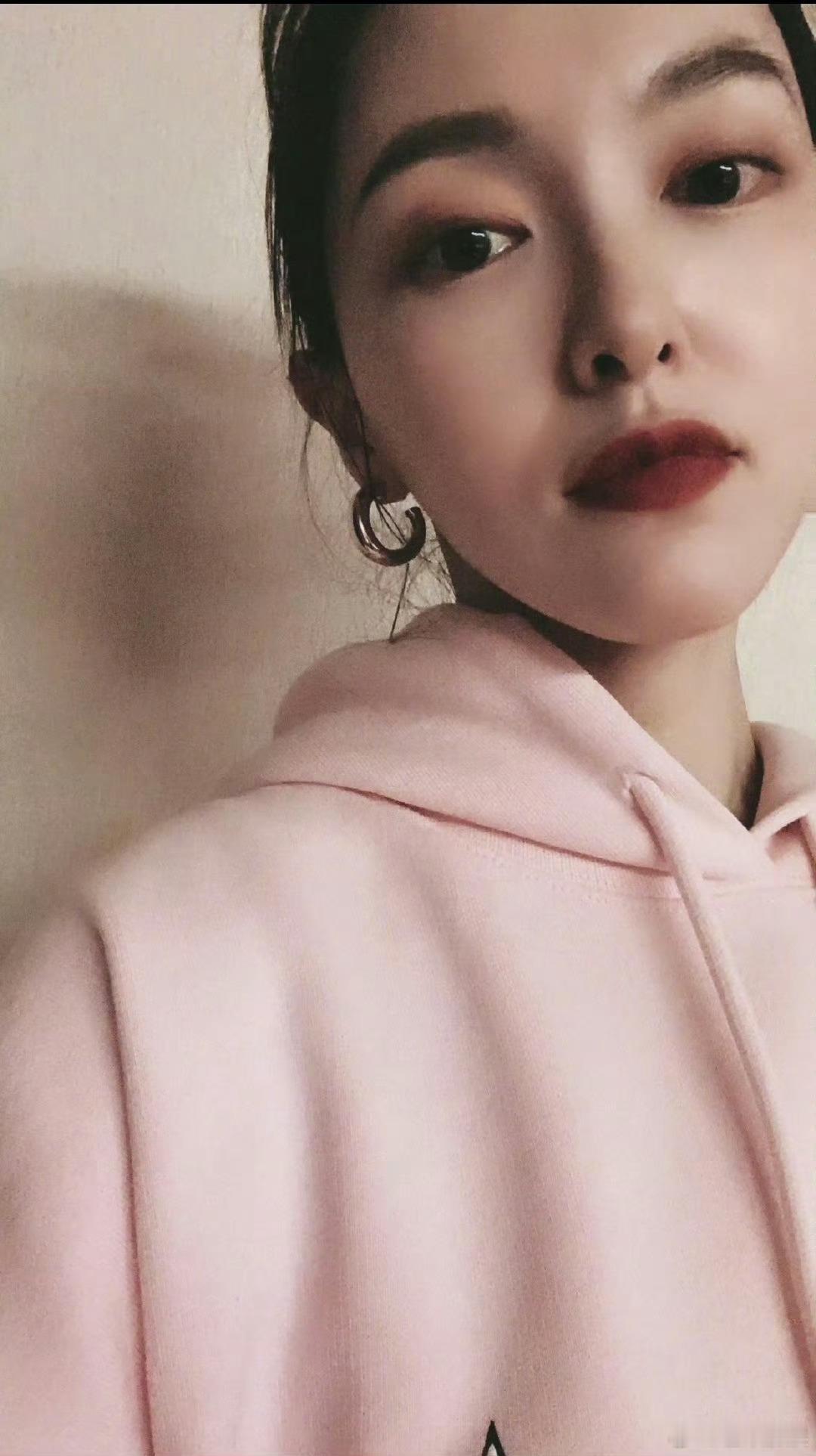 唐嫣你又开始自己画眉毛了吗从蜡笔小新眉进阶到野生眉了现在变成刚刚好的柔雾眉糖，别