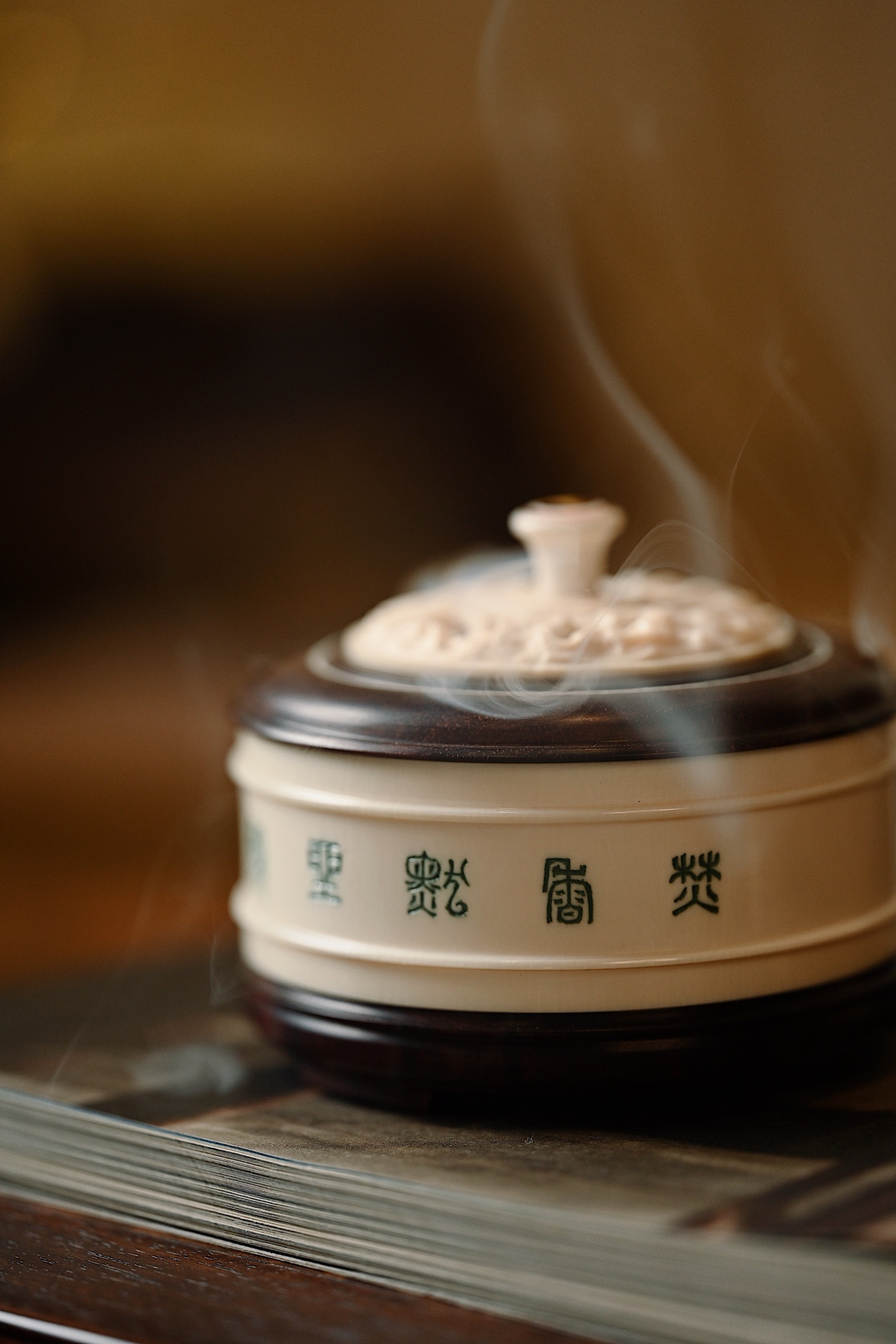 猛犸x紫檀 | 焚香默坐观心 香炉炉型古朴大方，炉钮小巧精致，中部阴刻“焚香默坐