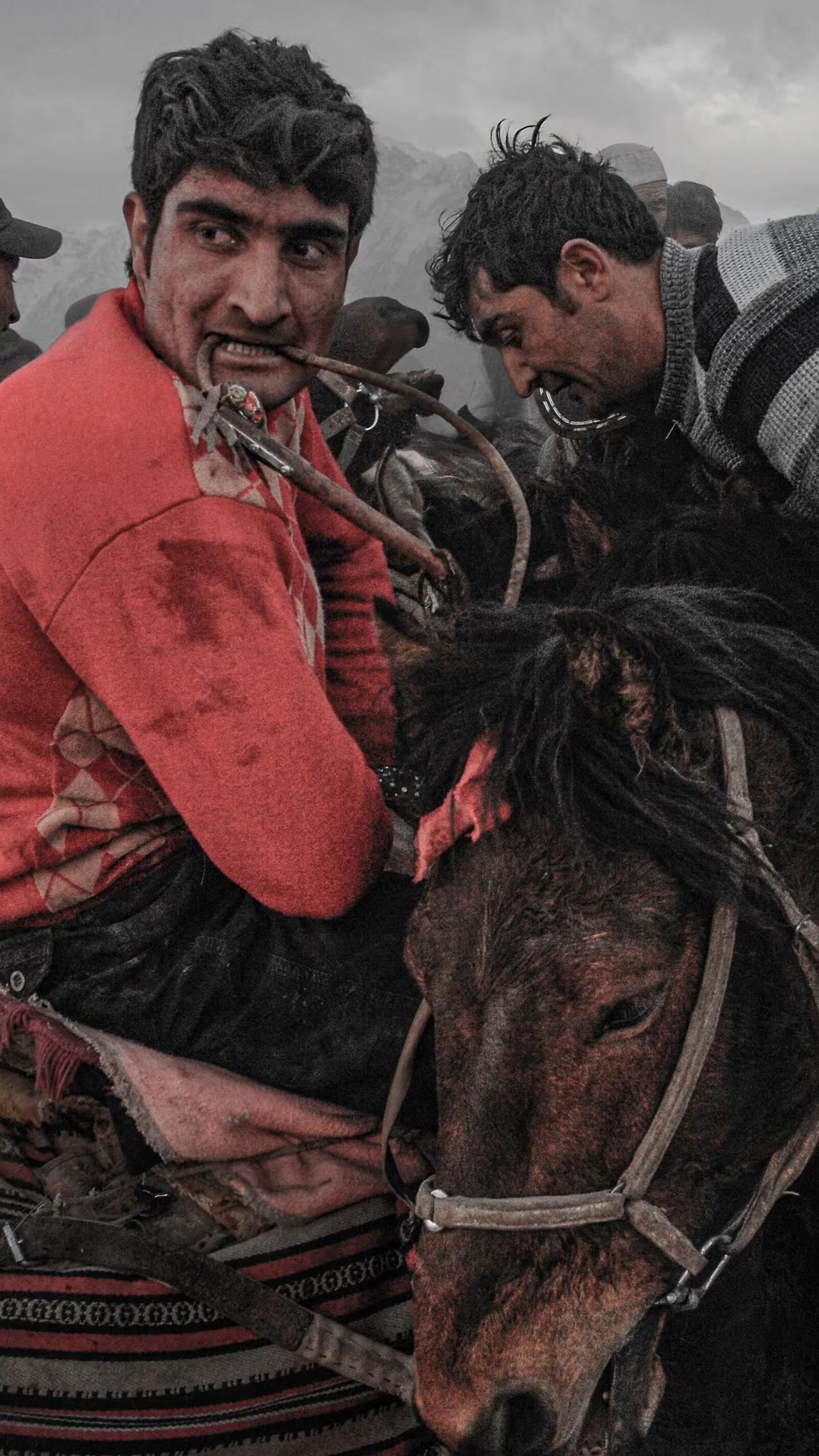 帕米尔高原传统叼羊赛，独属高原勇士的游戏。2011年肖贡巴哈节上的叼羊赛。一晃已