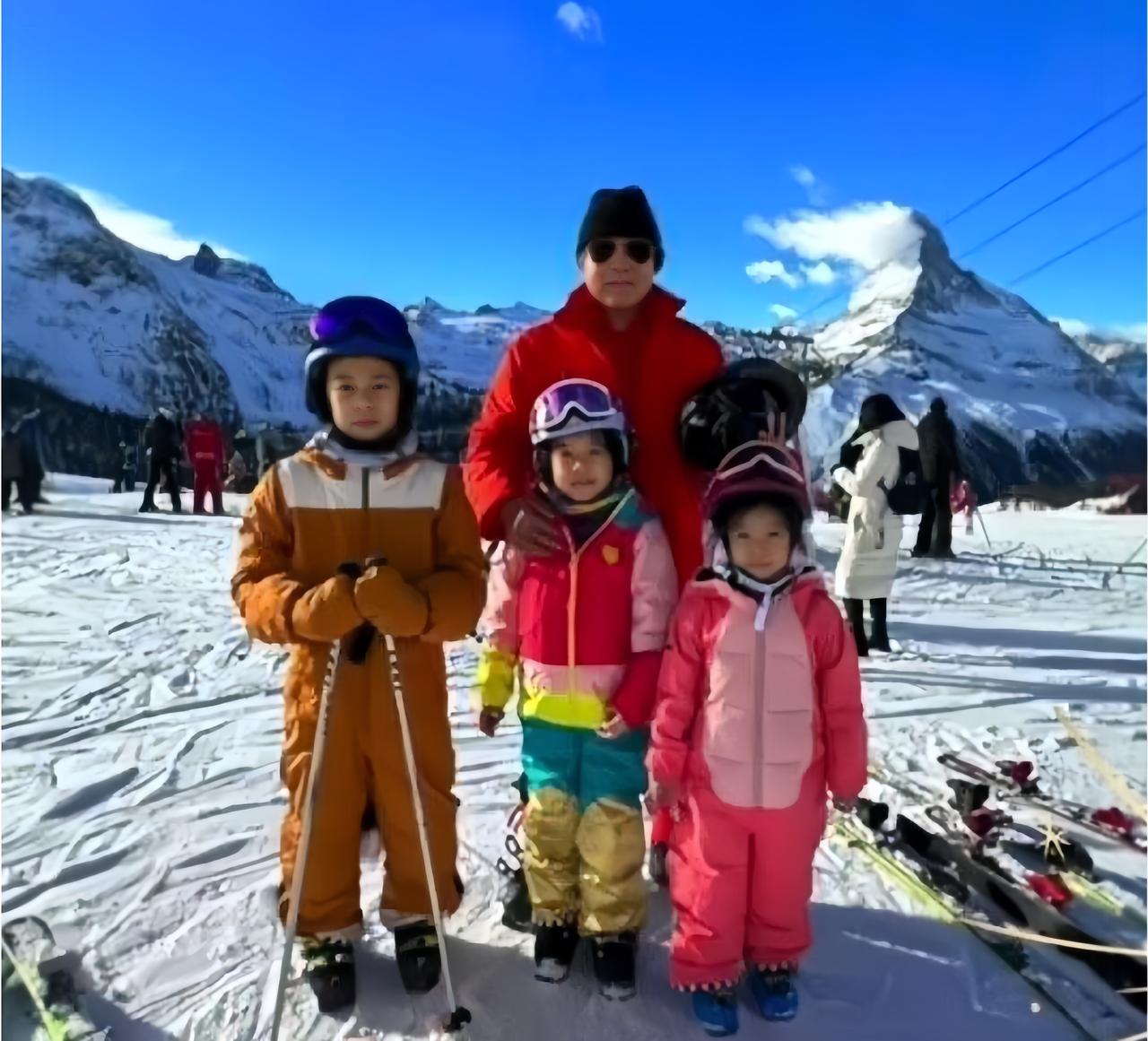 年近八十的霍家老爷子霍震霆跟郭晶晶霍启刚一家去瑞士滑雪，展现出了非凡的活力，在滑