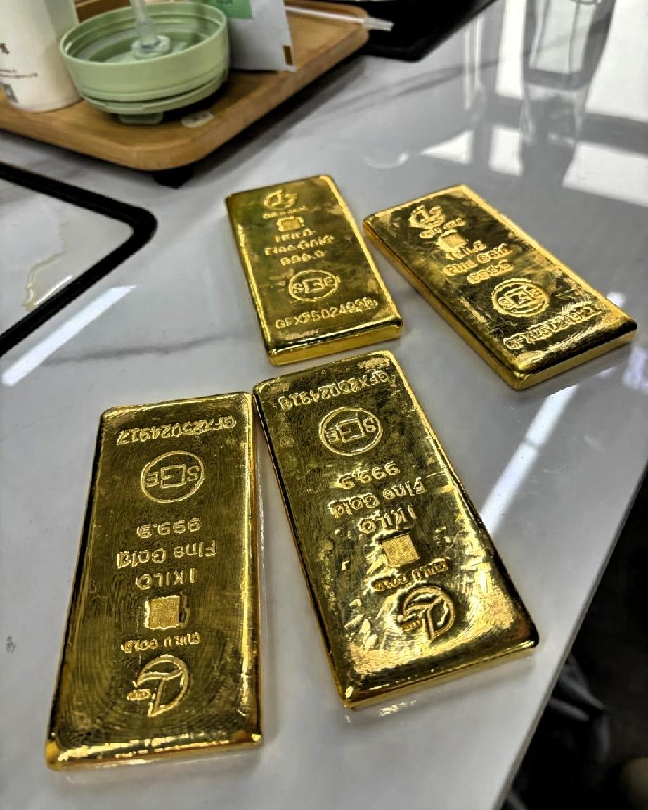 今天买黄金的人，
真的是走了狗屎运了，
7月21日暗金价格跌至875，我1080