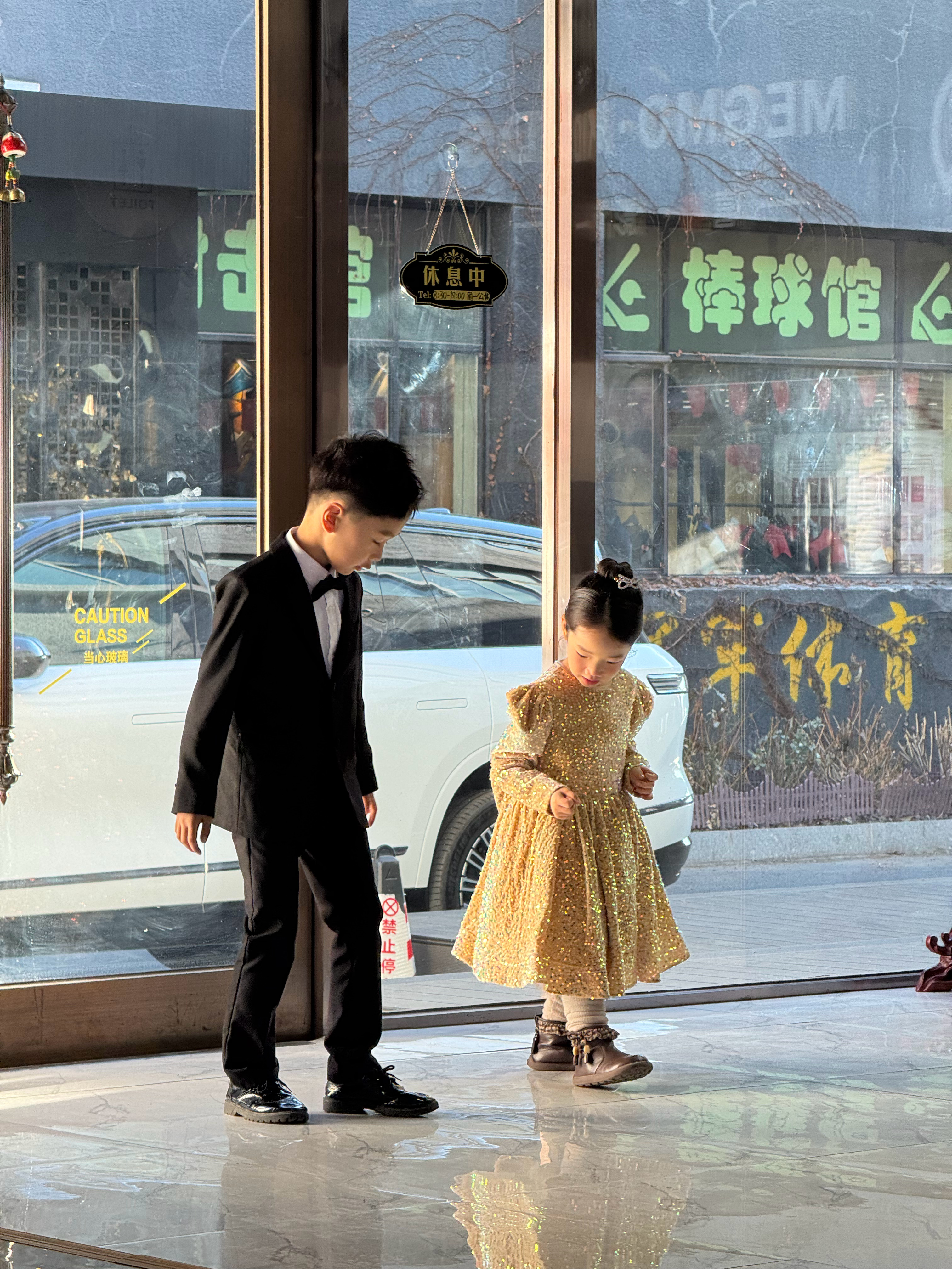 每当哥哥带着妹妹一起闹我都感觉自己要爆炸了好在这些年我已经基本学会如何与他们相处