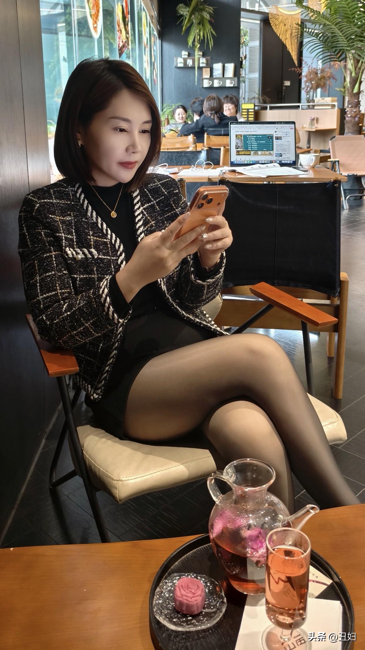 怎样穿才显得更有品味优雅气质穿搭，黑白格纹外套搭配黑色连衣裙，时尚又大方！