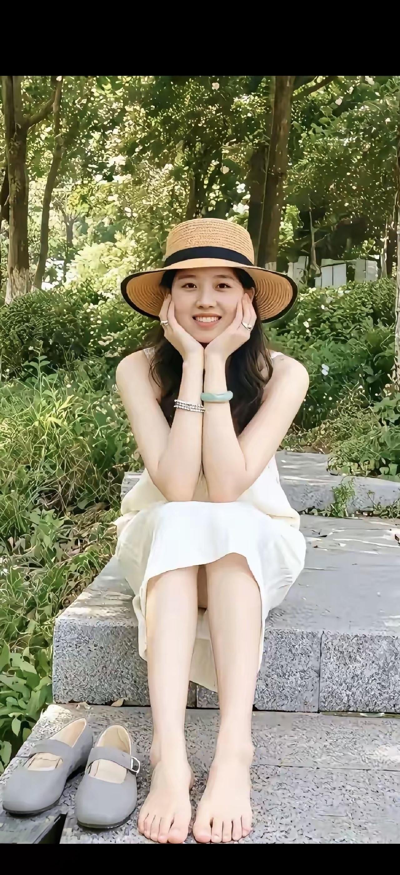 绿树阴中倚，清风拂面来。