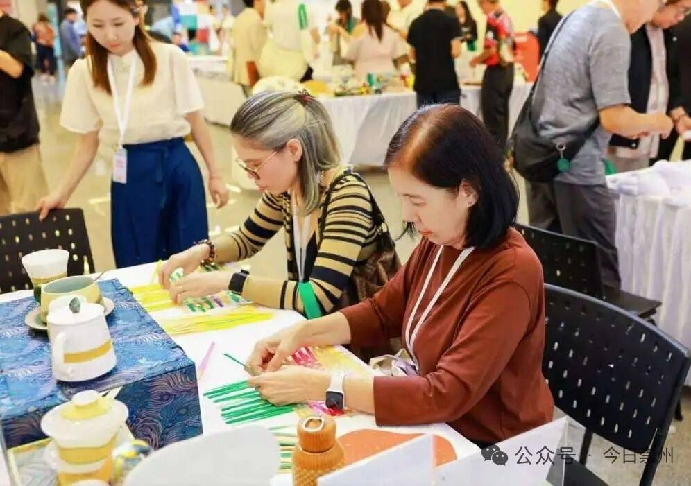 泰国人排队学编竹扇 四川道明竹编在曼谷掀起“竹编热”