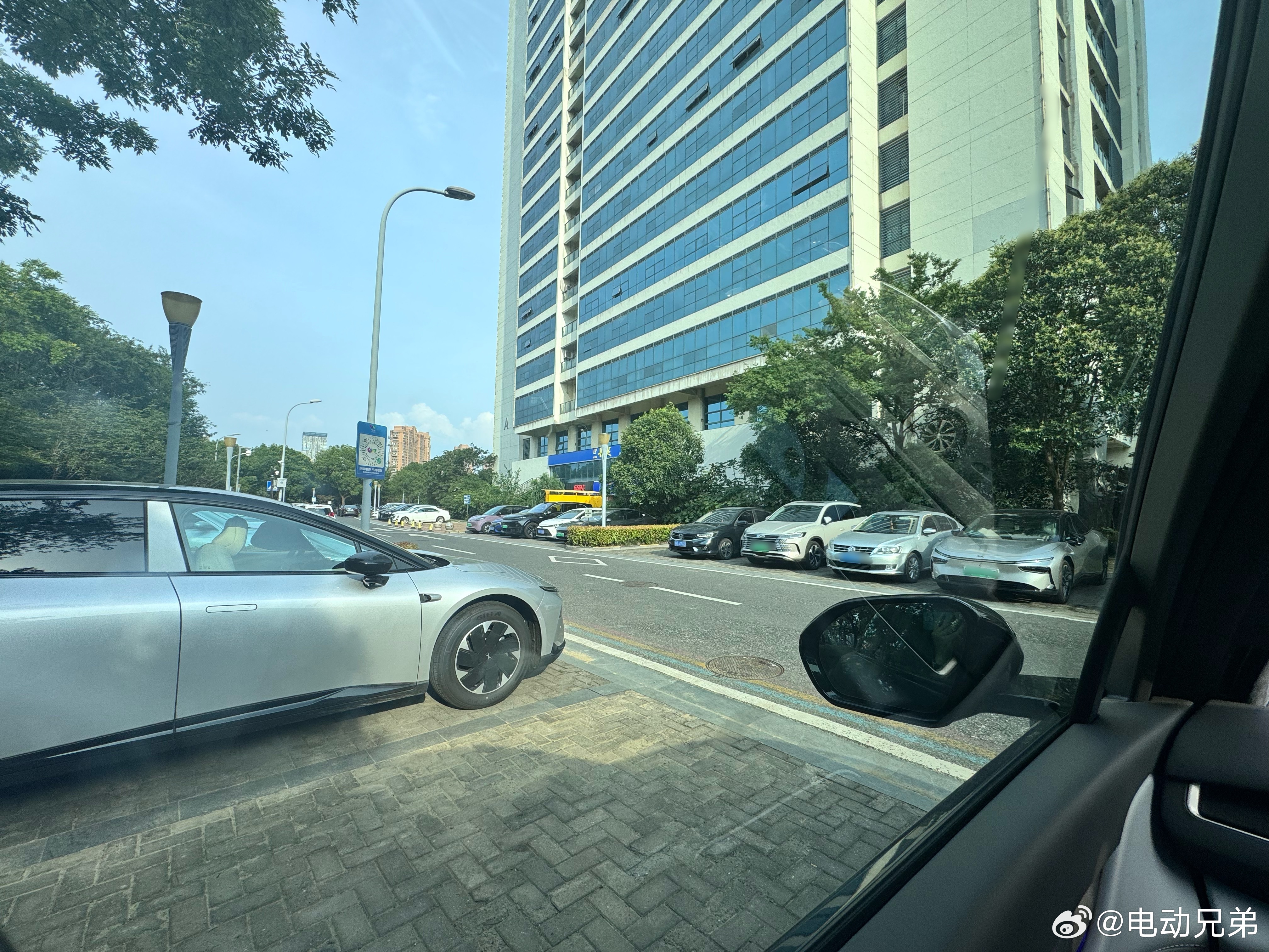 小鹏究竟卖了多少p7+，公司楼下停个车，一拍就是两台，还有台刚提的膜还在[微笑]