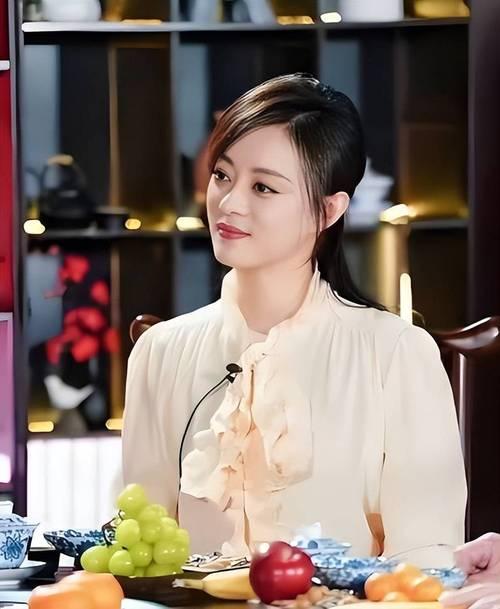 孙俪在片场花絮中分享趣事，自曝第一次给邓超吃鱼腥草，被对方当场“骂”，直言味道怪