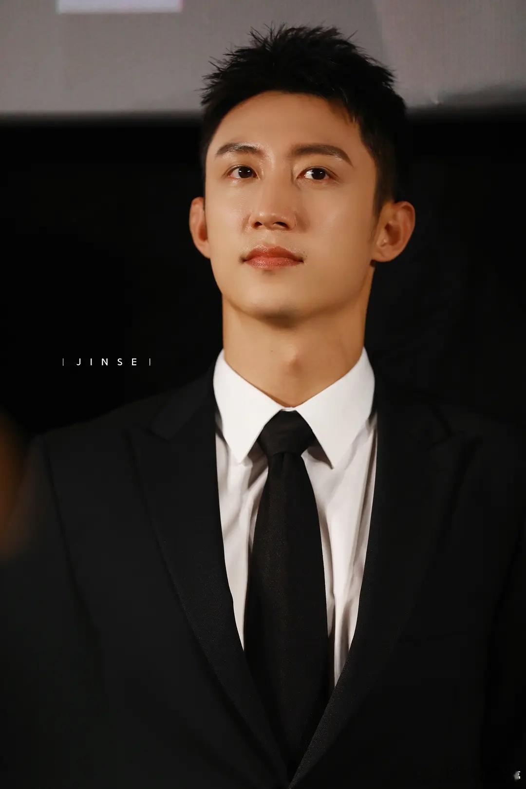 曝黄景瑜王玉雯恋情啊？？？啊！他俩就不能是住了同一个酒店吗？？ 