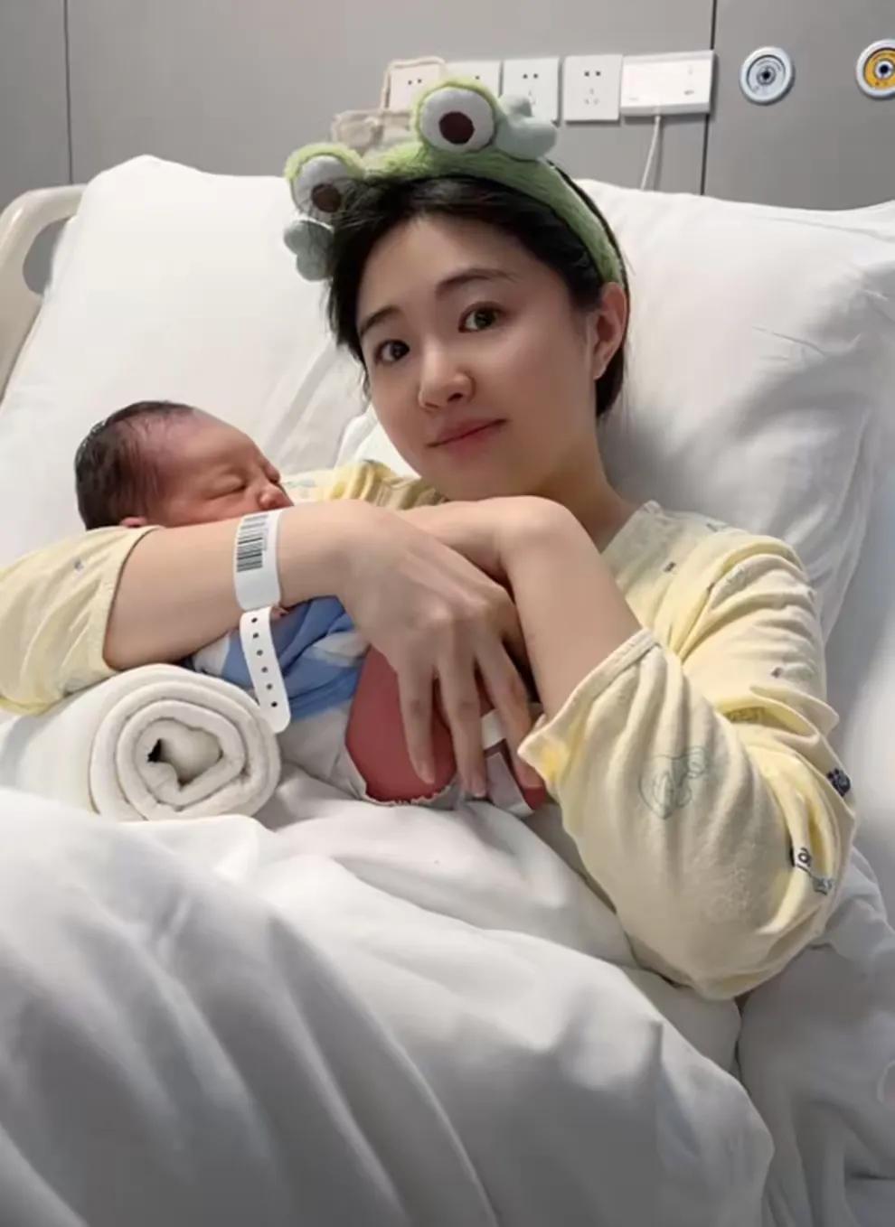 金龟子王宁给外孙过周岁生日，她还留锅盖头看着很年轻，小家伙抓到了小木锤！

周岁