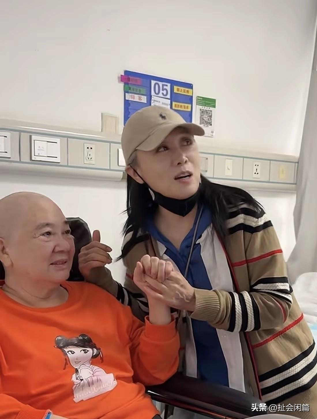 吴琼的婆婆大年初八的时候突发脑溢血，后来做了三次手术，受尽了折磨，现在正在康复当