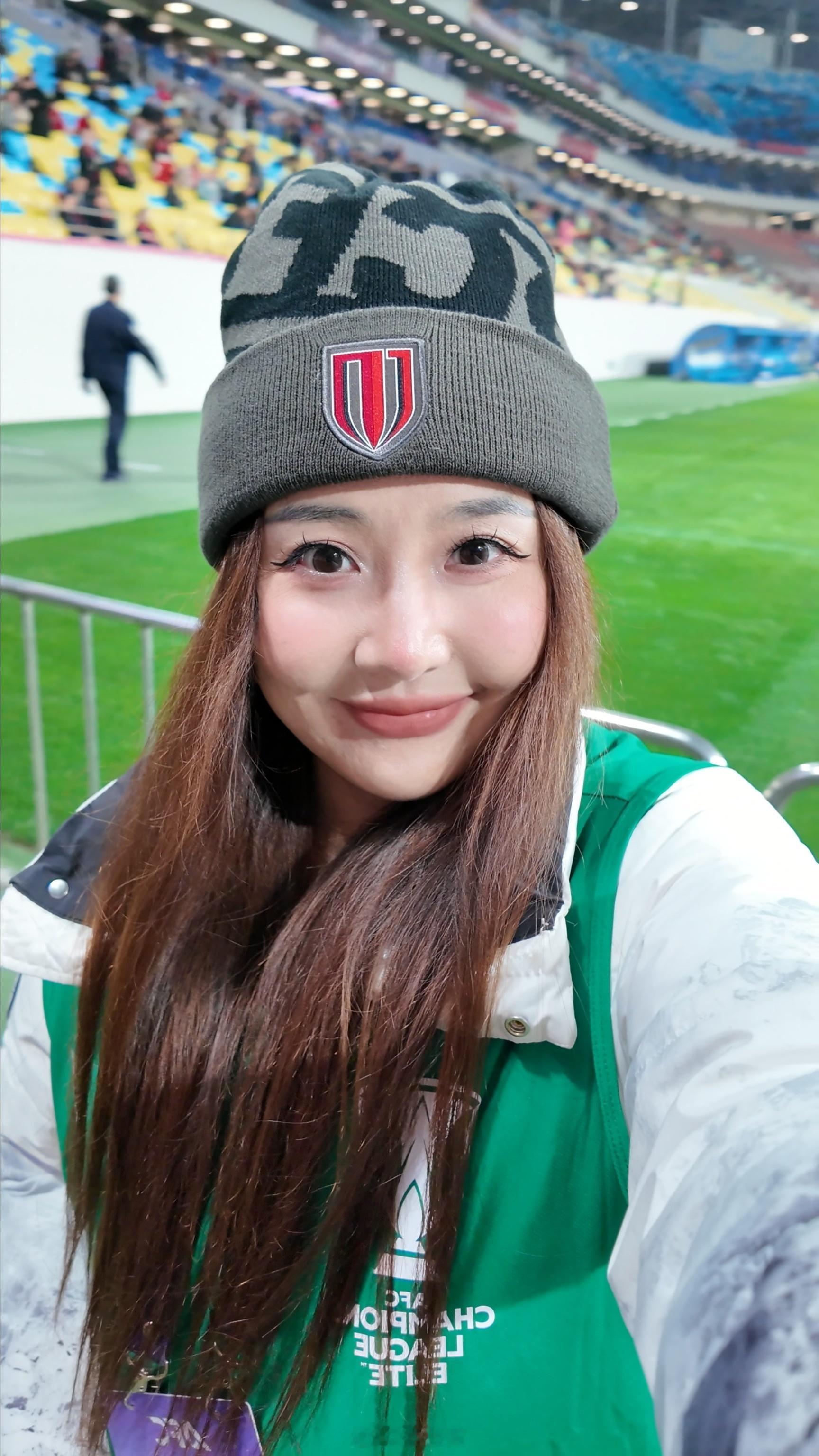 成都蓉城vs武里南联 兄弟姐妹们，球场里还是冷噢🥶裹严实点噢成都蓉城