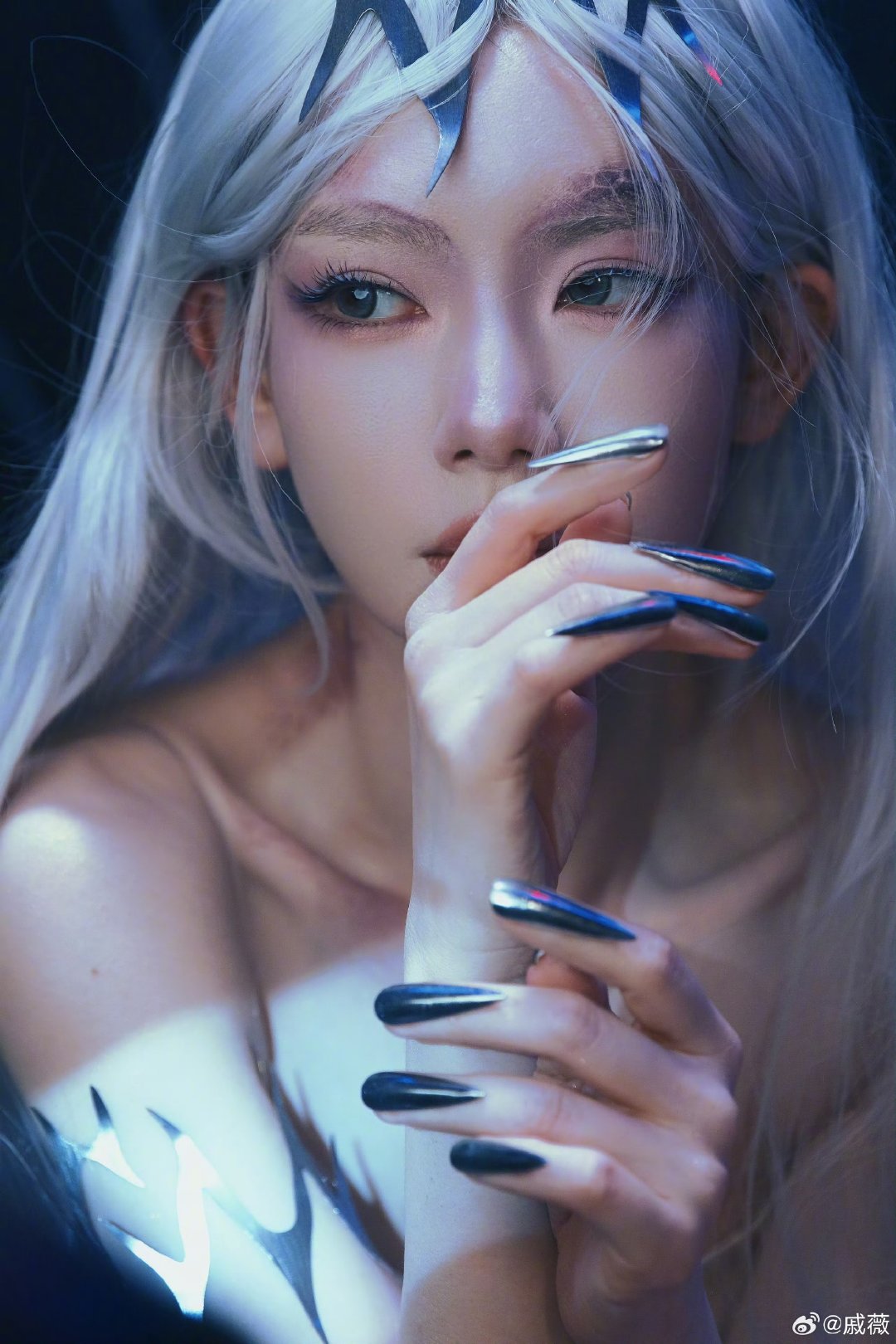 戚薇在《粉钻》MV里演的怕不是深海女王本王吧！这指甲长度，开瓶盖都得别人代劳，但
