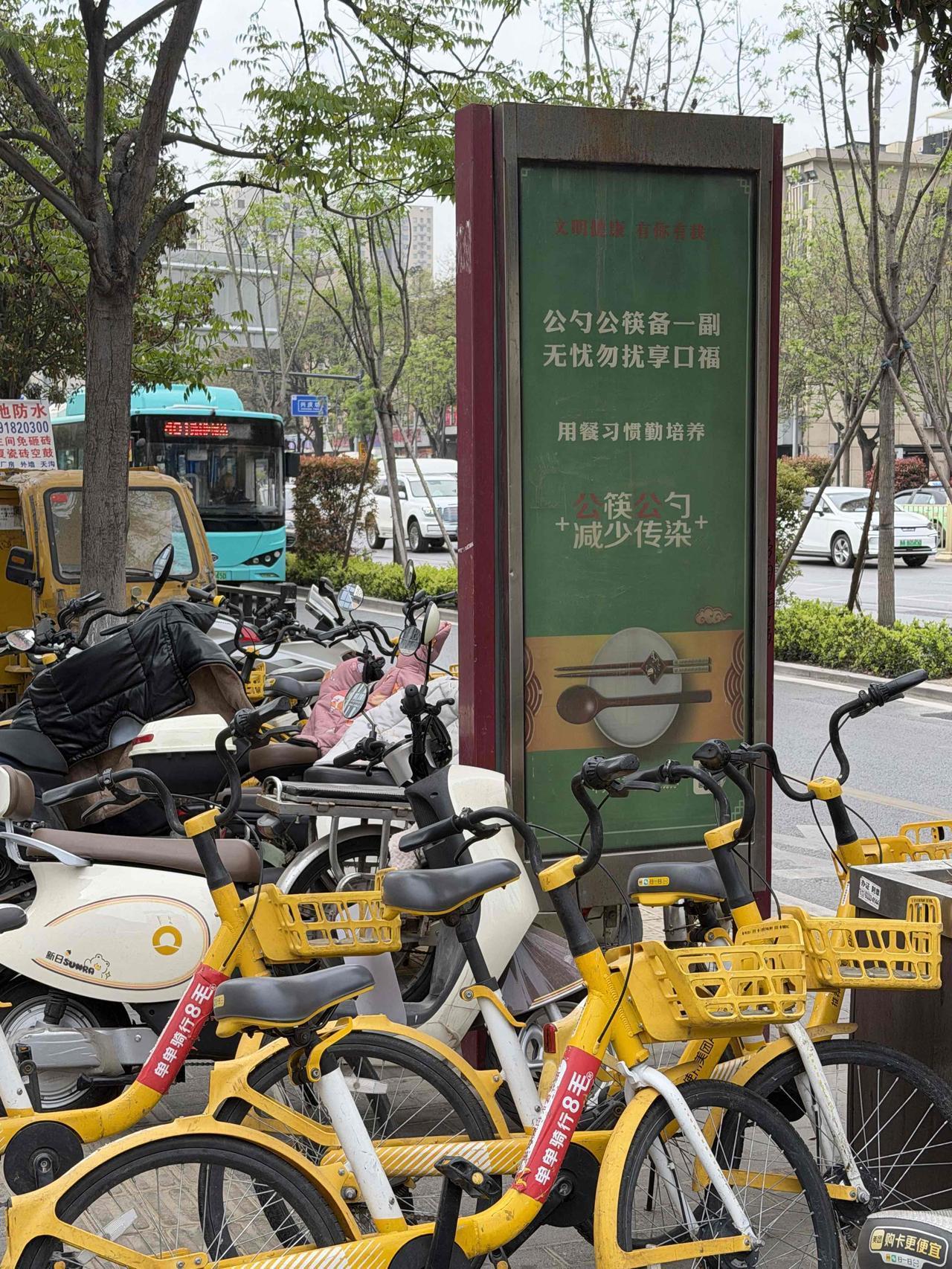 今天上午9点50分，我从长乐公园西门出来，准备在门口乘坐10路公交车。
我到公交