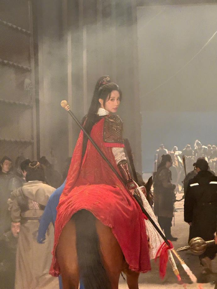 孟子义女将军战损   孟子义提枪回眸简直就是充满了气场的呀，咱们的女将军战损的形