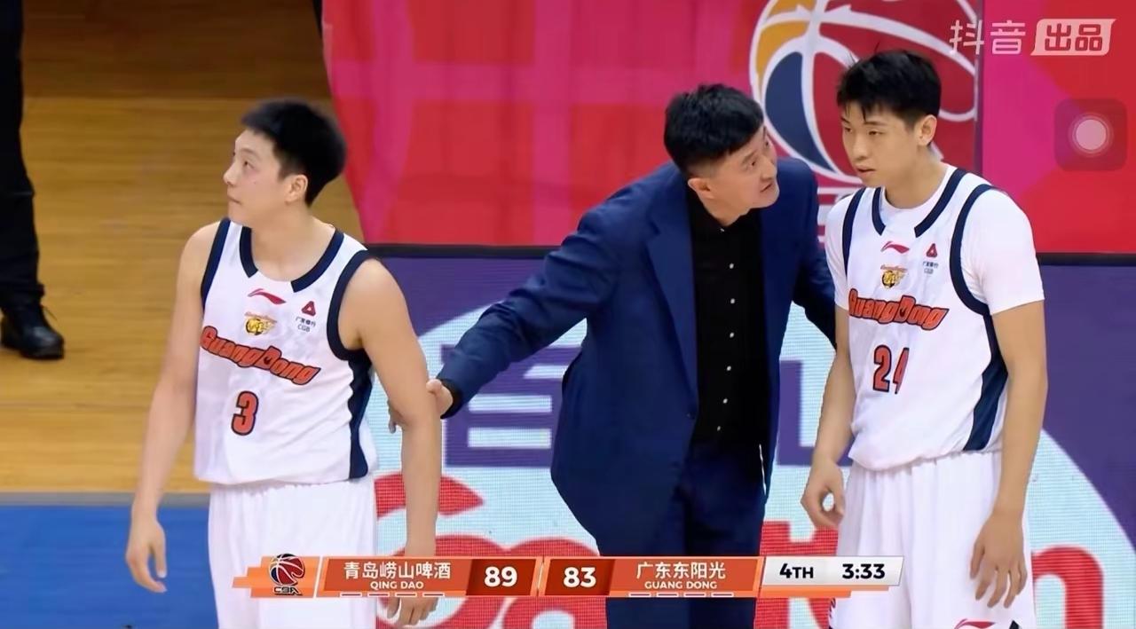 广东队内危机四伏！
感觉现在的广东队危机四伏，仿佛随时会倒塌一样。
这或许就是极