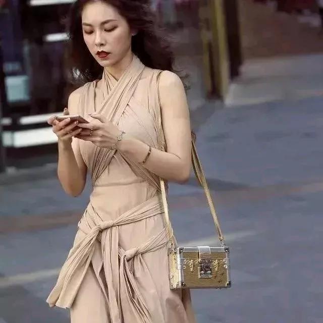 优雅都市女性，时尚穿搭，手机不离手都市时尚女性 女款气质穿搭 职场时尚女性 都市