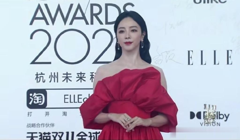 好尴尬，ELLE红毯内场上，粉丝把李思思认成了杨紫，还称其为我的挚爱。大家觉得杨