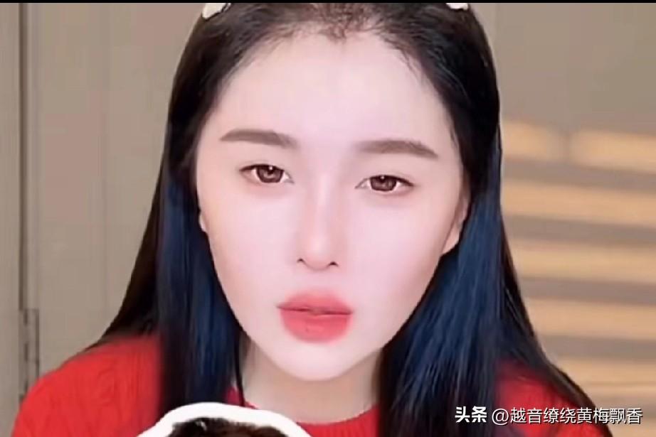 球球说话太幽默了，她反应超快，很有爸爸赵本山的风格，当有人在直播间问她：“球球你