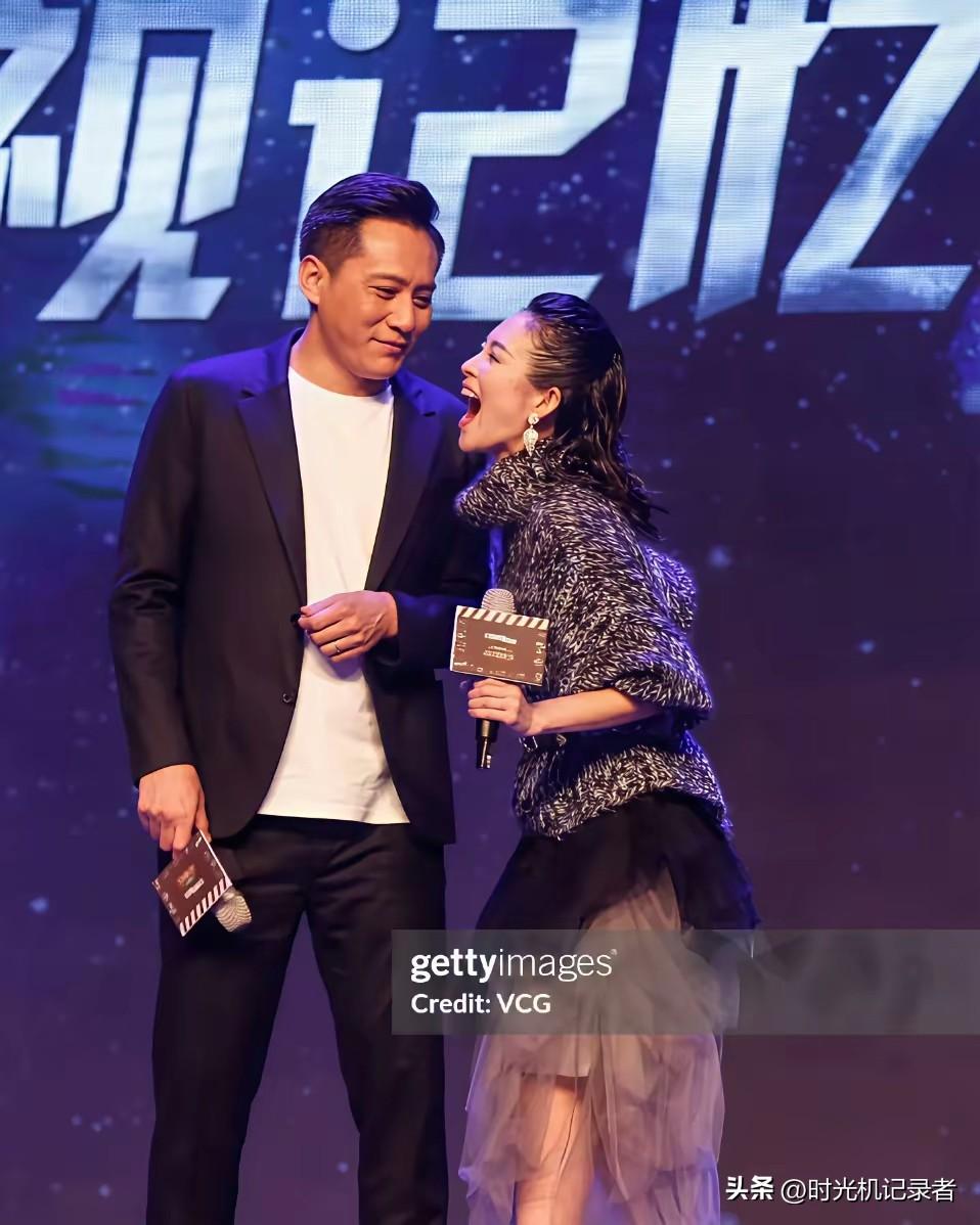 刘烨和章子怡这是怎么啦？章子怡笑的好开心，刘烨偶像包袱很重啊！刘烨也是很憋笑的感