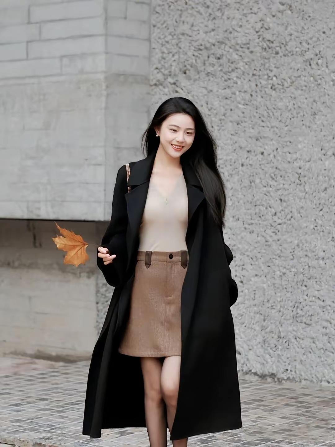 兼具少女与成熟女性的气质。