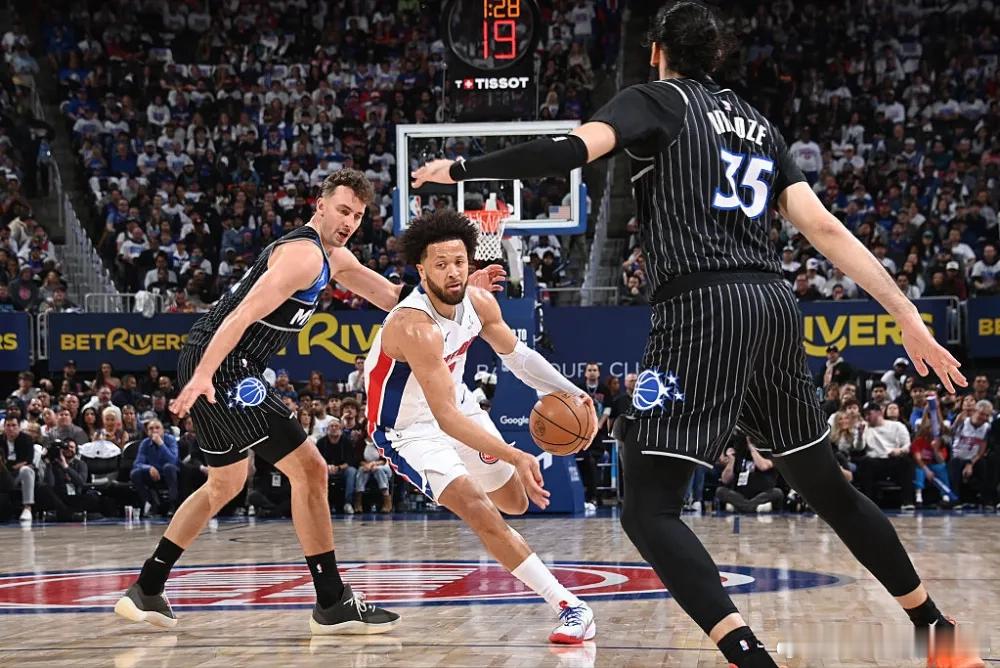 第一组：活塞1-1魔术在G1爆冷输球后，活塞队在G2大胜魔术将大比分扳为1-1平