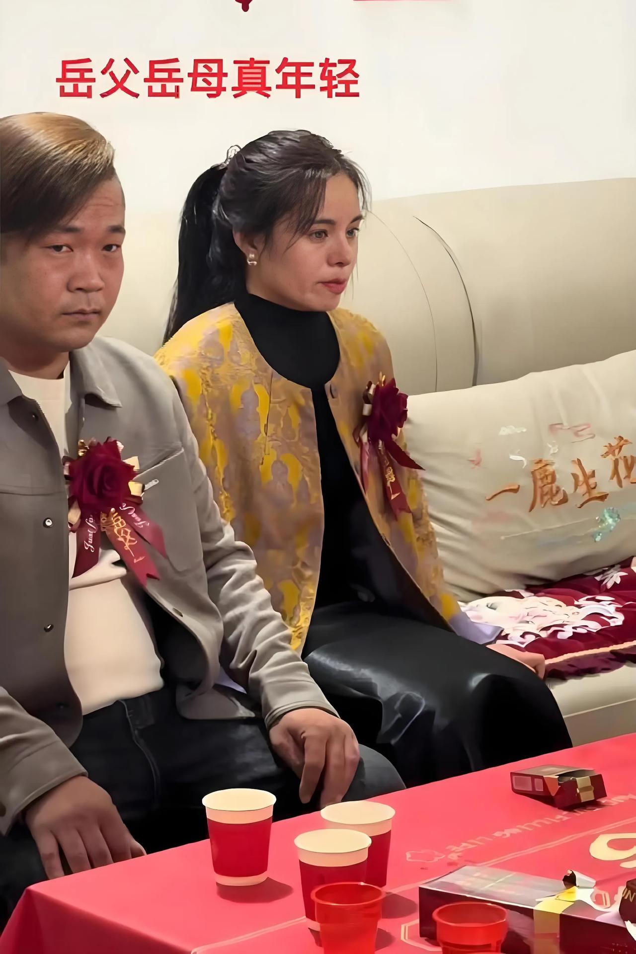 这岳父母真年轻，尤其岳父这瓦片头配黄毛真潮，时髦得不像长辈了！