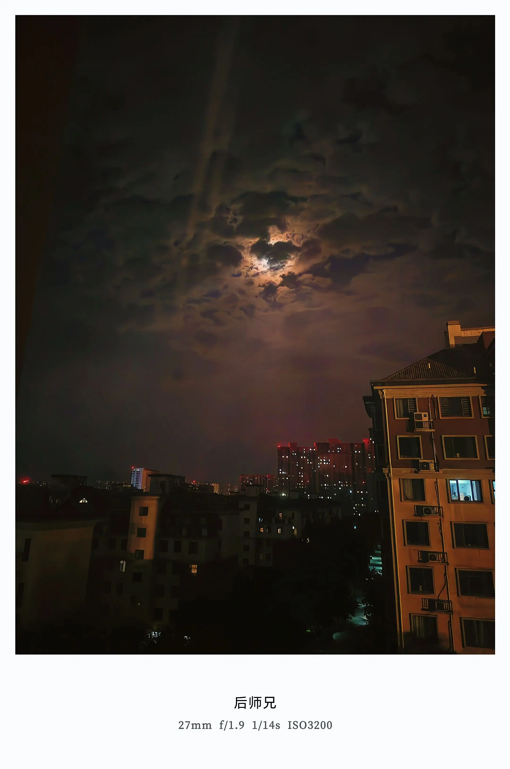 “人为什么总是怀念过去，大概是因为那时的风很轻，心事很真，我们满心欢喜...