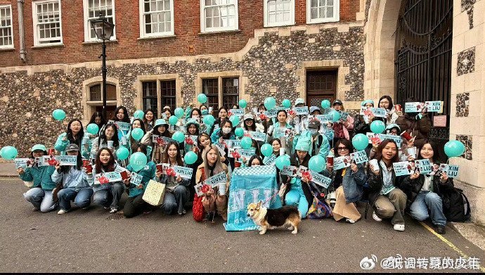 刘雨昕肯迪文百年大秀，给粉丝的逆应援奶茶是雨伞们推荐过的店，刘雨昕 说好喝！雨伞