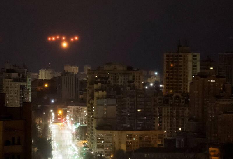 【圣诞节基辅遭10小时密集轰炸 泽连斯基：导弹说明普京对停火的真实态度】海外新鲜