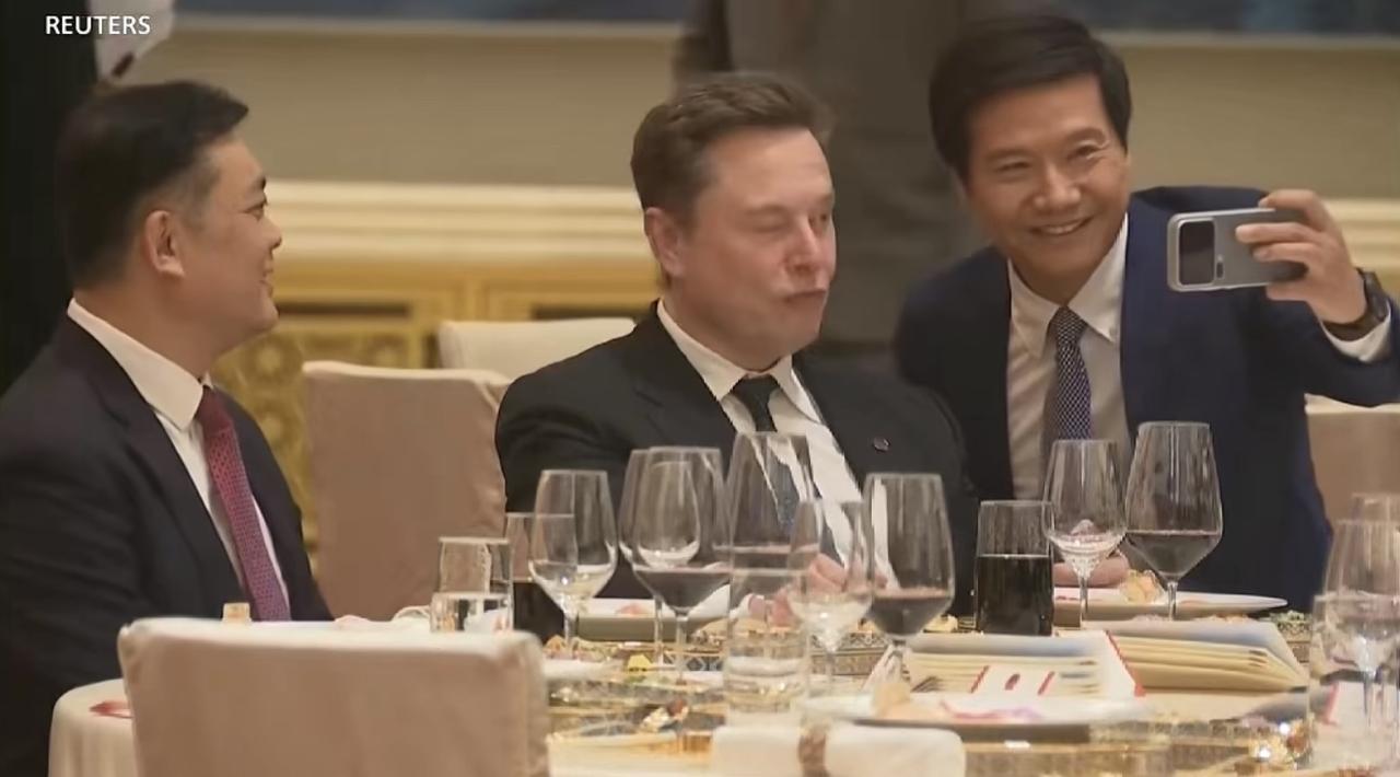 在洋人面前奴颜婢膝，真的太特么丢人了，人家连起身都懒得起身。马斯克 [笑哭]