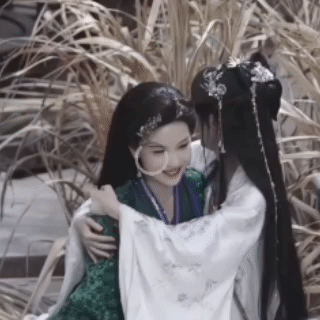 陈都灵请鞠婧祎剧组喝人参花茶鞠婧祎生日当天，陈都灵给她剧组送上定制手工人参花茶庆