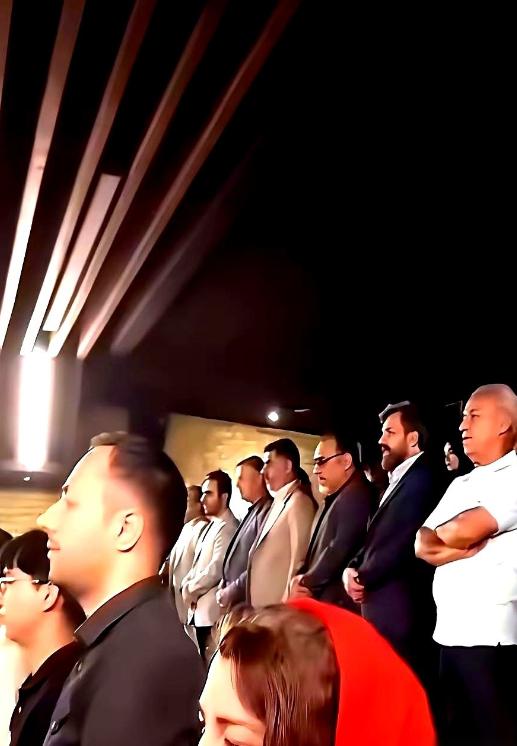 你知道伊朗人现在怎么看我们吗？
 
他们说，放眼全球，几十年里，真正把美国人从战