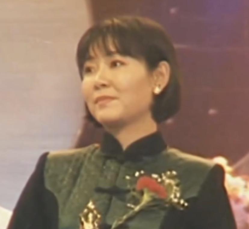 看出来这是哪位女演员了吗？
年轻时也曾时尚过。
17岁时和18岁的现在的老公走到