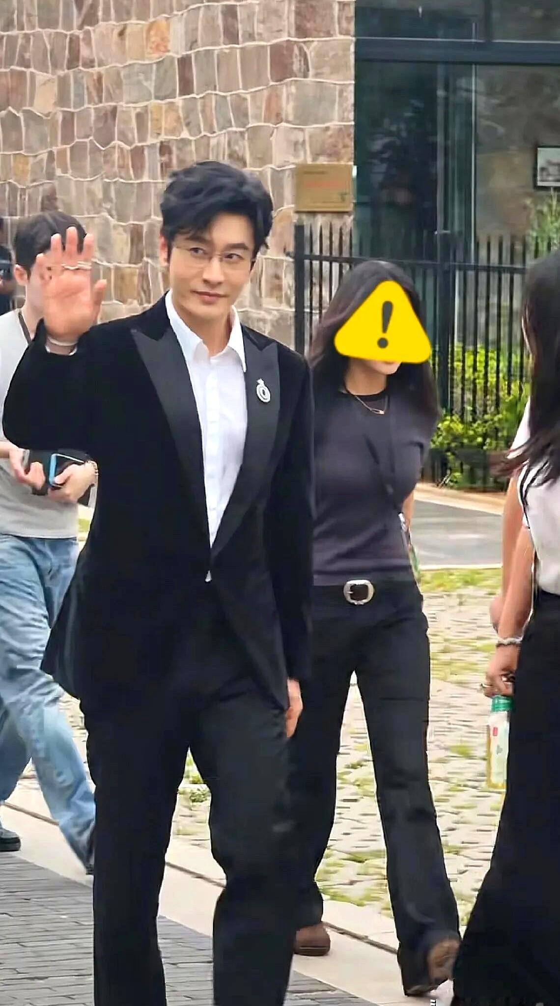 黄晓明这状态，确实有点离谱。
46岁的人，镜头里却像刚过四十，脸部线条还挺利落，
