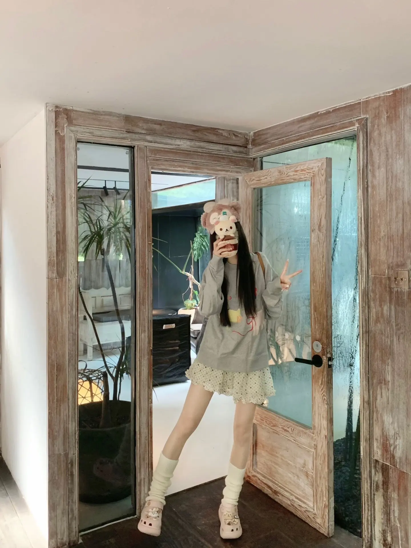 没人真的喜欢你 你就像超市的试吃点心 路过的人都会尝一下 但没人真的愿...