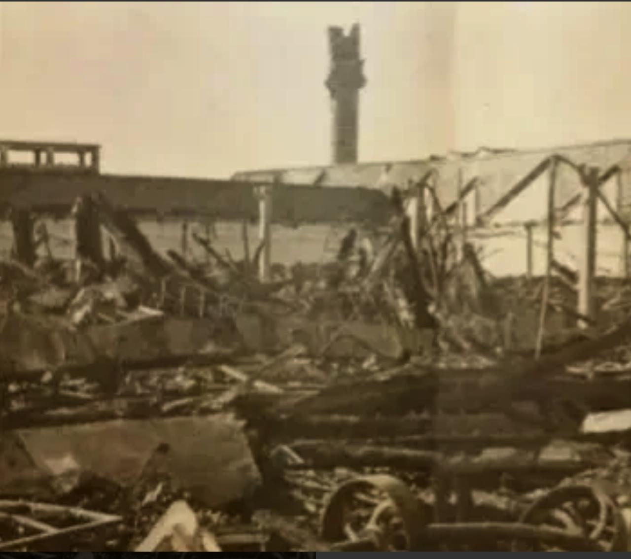 1943年，沐浴店镇被围。汉奸高石海提着驳壳枪挨家抓人，嘴里吼着：“都出来！”日