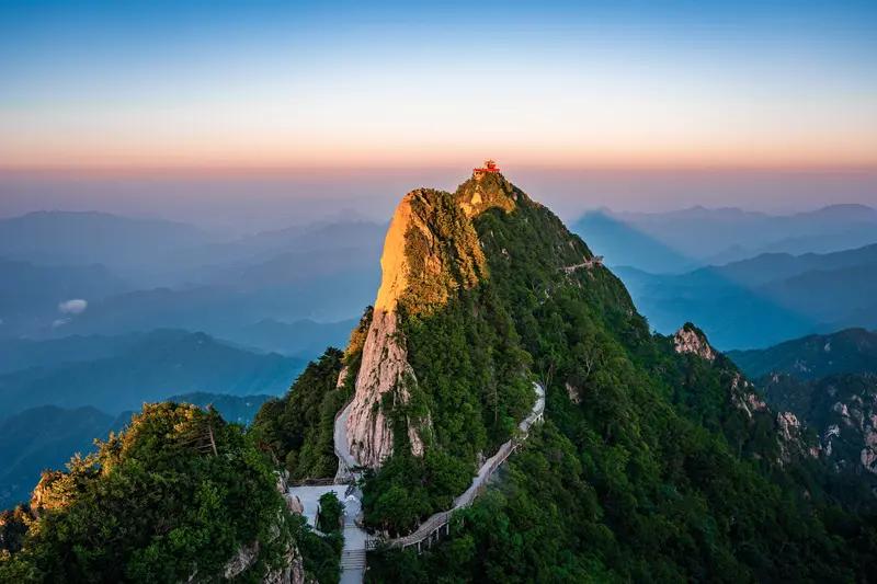 历尽磨难为登顶，
欲擒苍龙显神威。
无限风光在险峰，
踏尽险峰笑人生。