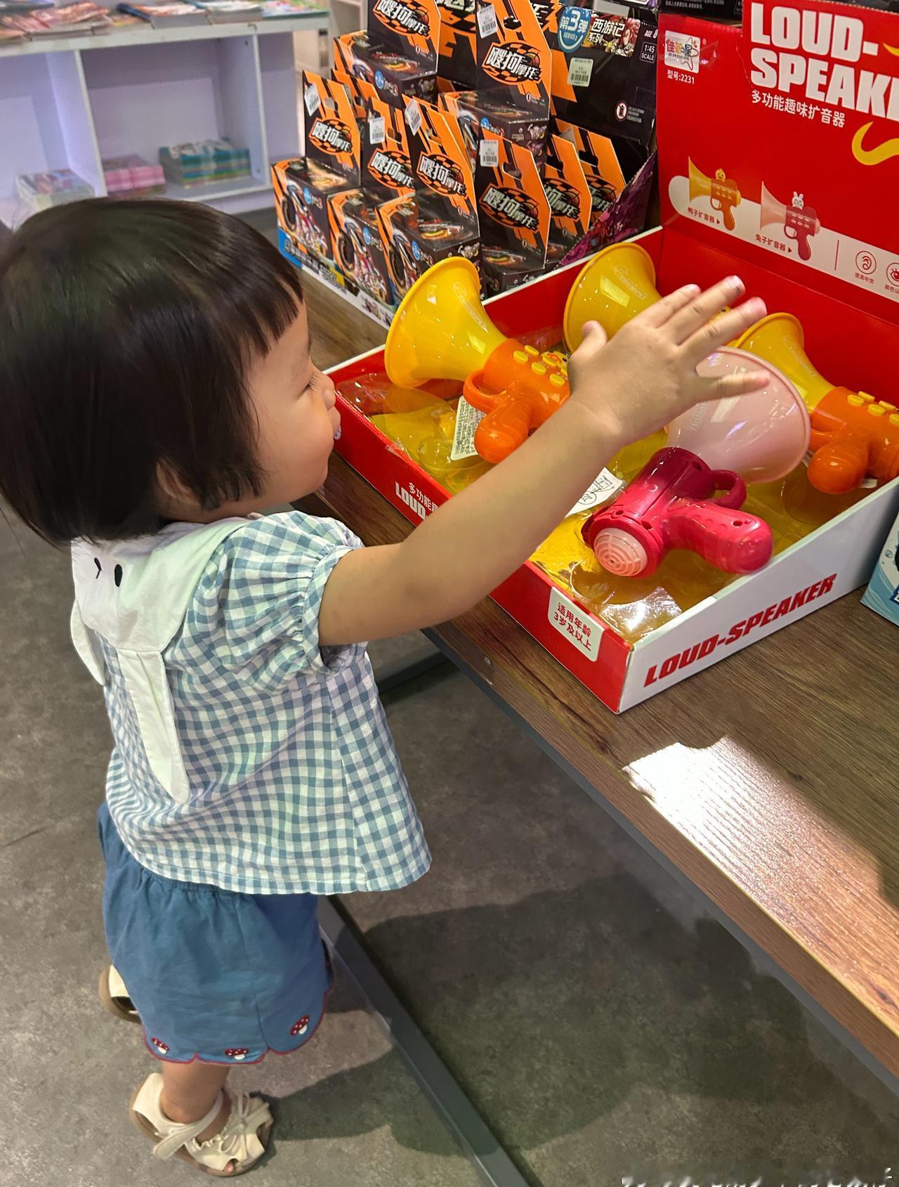 最近的妹妹好凶
今天打哭哥哥好几次[允悲] ​​​