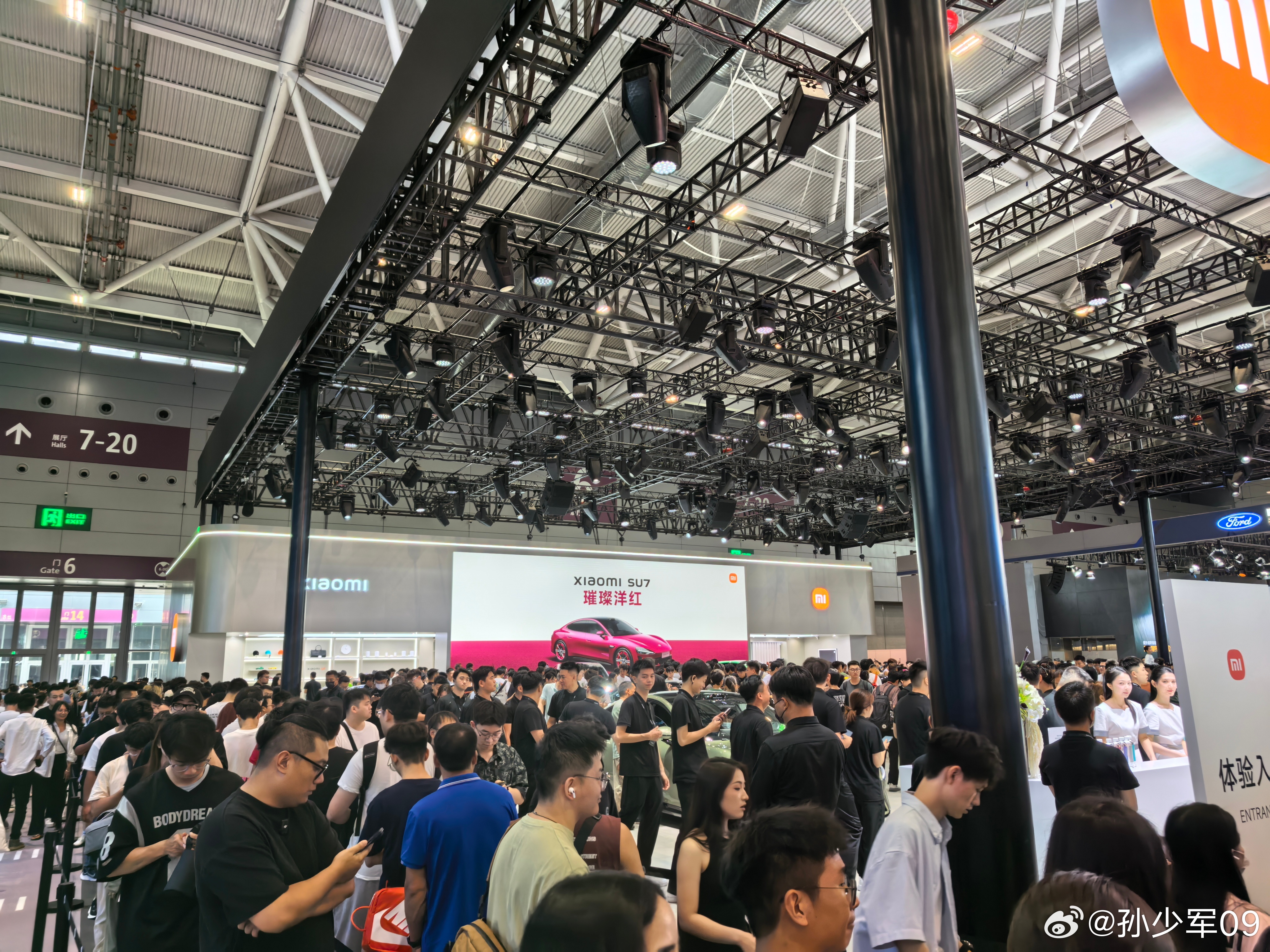 小米展台也全是人，都是排队看YU7的 ​​​